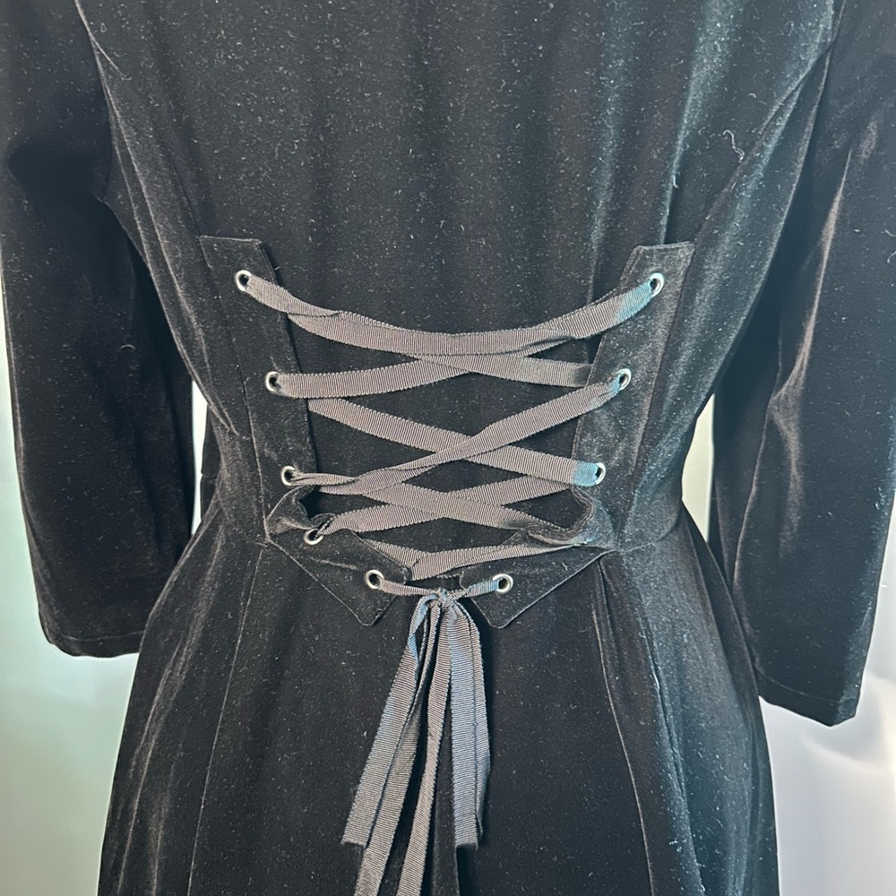 Hearts & Roses London black velvet & lace dress - Picture 5 of 6
